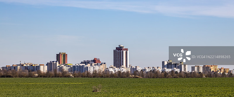 住宅区与前景中的农业田地和高层建筑图片素材