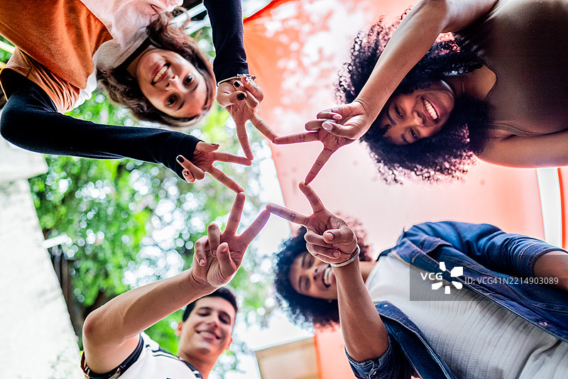 朋友们用手做星形的肖像图片素材