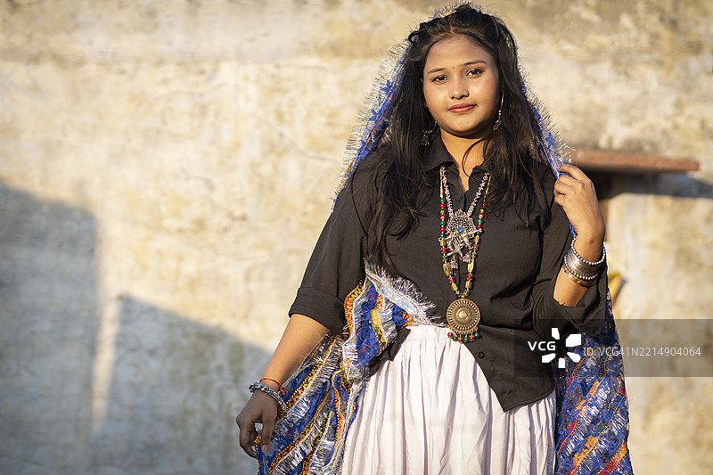 穿着传统服饰的哈里亚纳女性微笑着看向镜头，神情宁静。图片素材