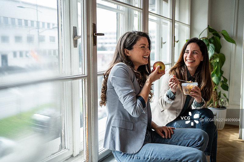 两位女商人在办公室一起享用午餐休息时间图片素材