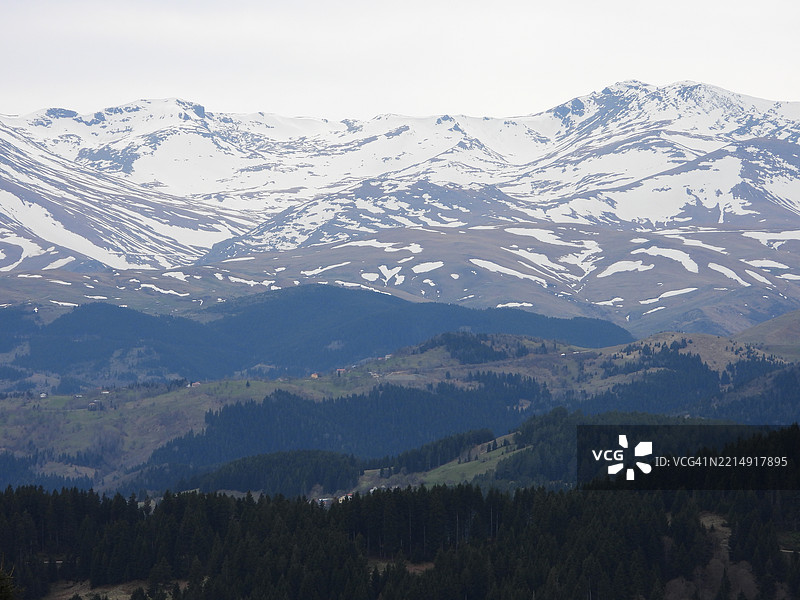 土耳其吉雷松的天空下山脉的美丽景色图片素材