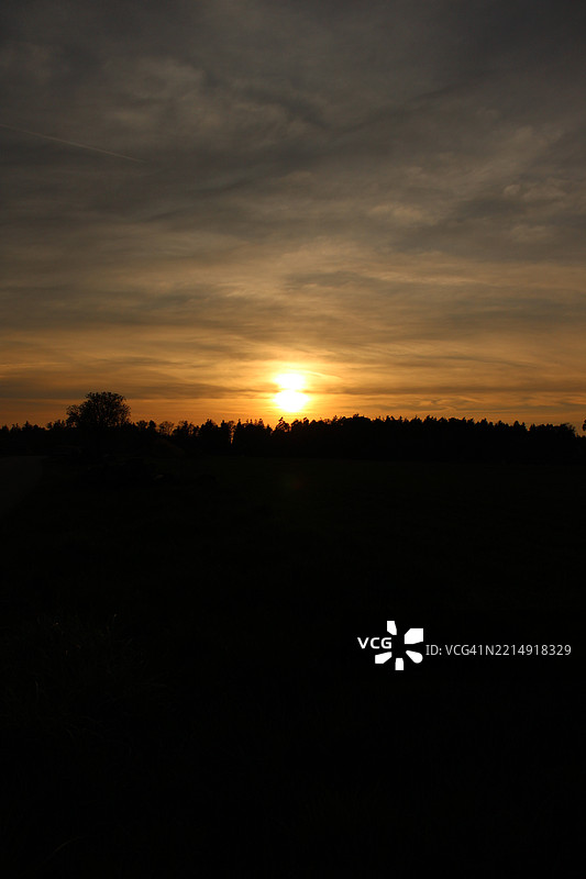 日落时分，天空映衬下的风景轮廓剪影图片素材