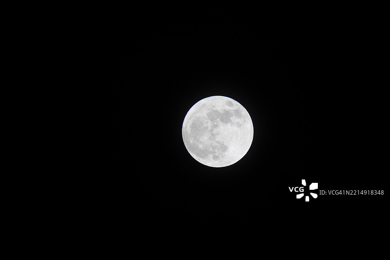 夜空中低角度视角的月亮图片素材