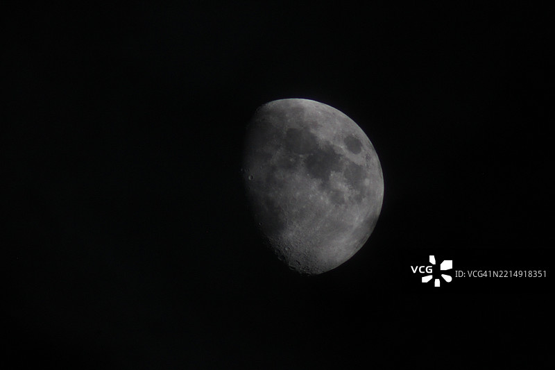 夜空中清晰的月亮低角度视图图片素材