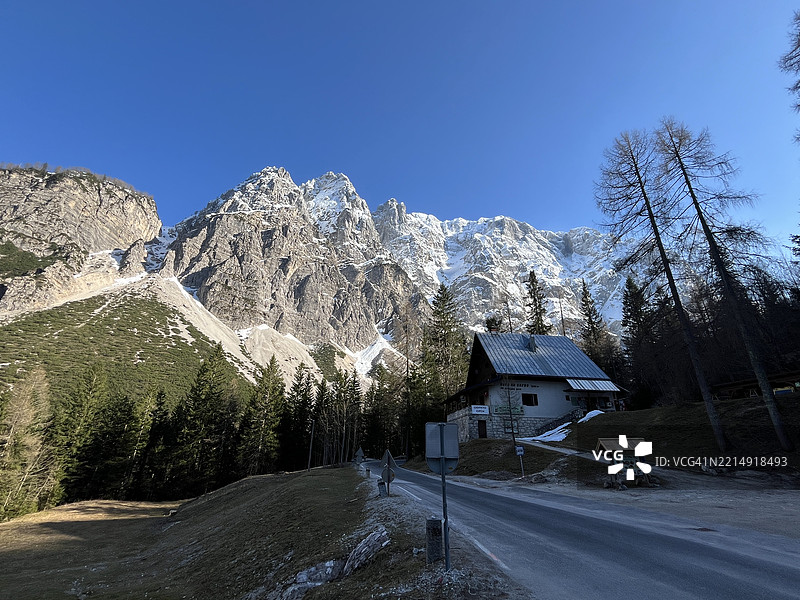 雪山与晴空的美丽景色，克拉尼斯卡·戈拉，斯洛文尼亚图片素材