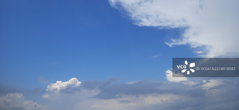 低角度视角下的天空云彩图片素材