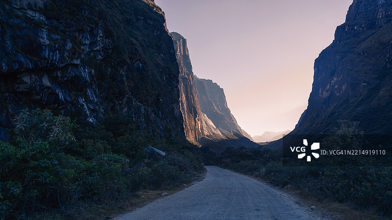 通往山脉的空旷道路与天空相映成趣图片素材