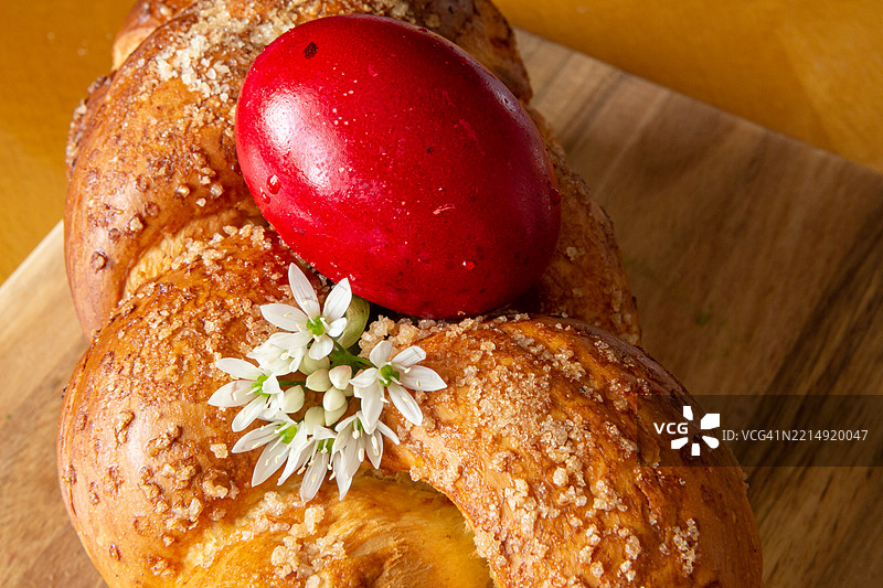 复活节彩蛋与复活节面包 - kozunak - tsureki - 配花 - 木质背景图片素材