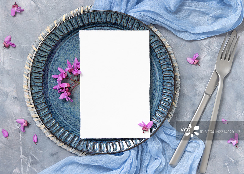 婚礼桌位，旁边有卡片，搭配织物和野生紫色花朵的俯视图，春季样机图片素材