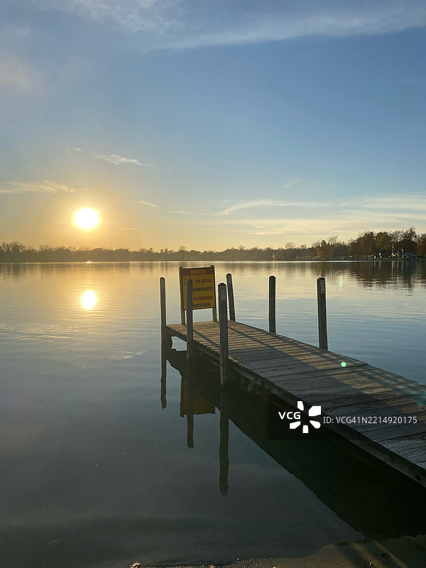 日落时分，密歇根州昆西的湖泊与天空的美丽景色图片素材