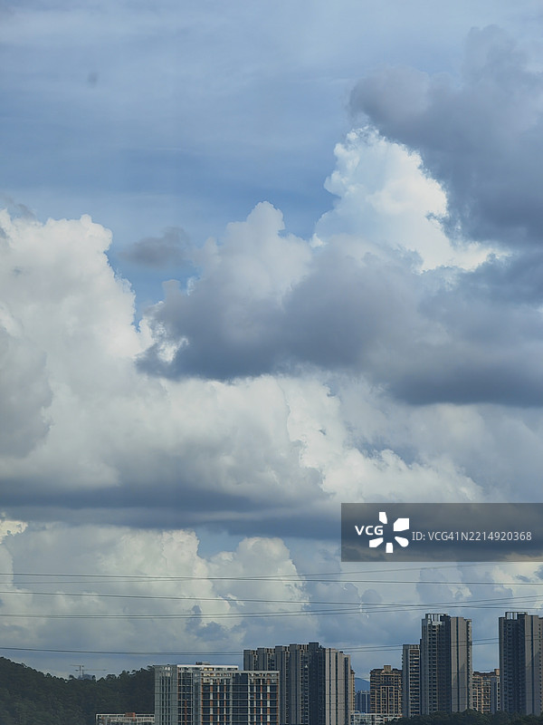 城市建筑的空中视角与天空相映衬图片素材