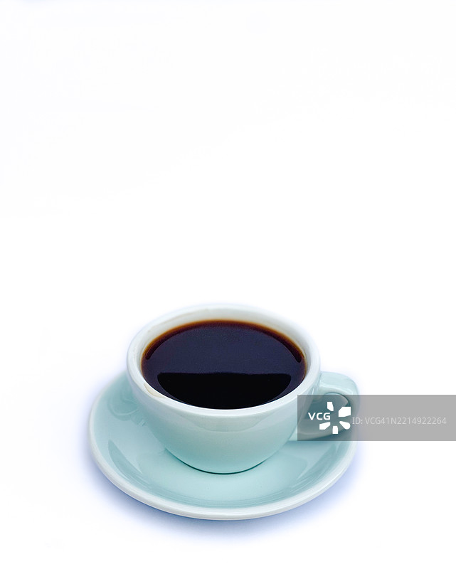 白色背景上孤立的热美式咖啡杯图片素材
