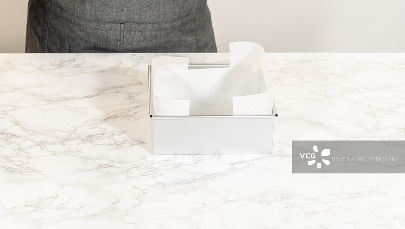 方形烘焙盘铺有烘焙纸图片素材