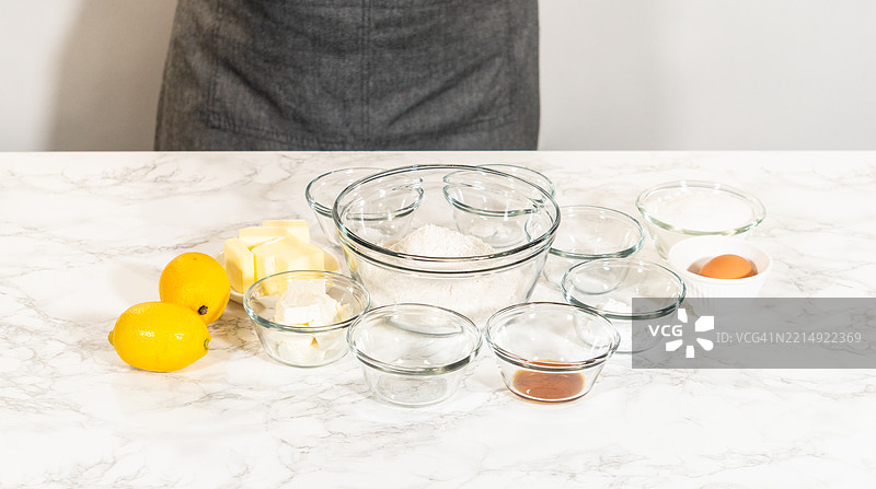 柠檬喷雾饼干三明治配蔓越莓奶油霜图片素材