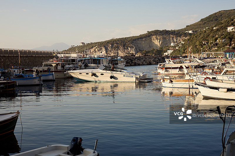 意大利港口停靠的船只景观图片素材