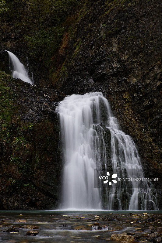 俄罗斯森林中的瀑布美景图片素材