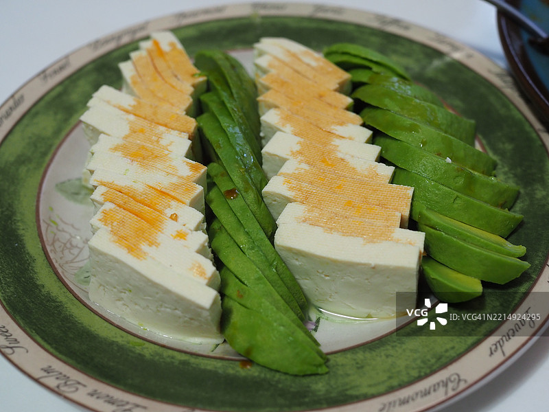 高角度视图的餐盘上摆放的食物图片素材