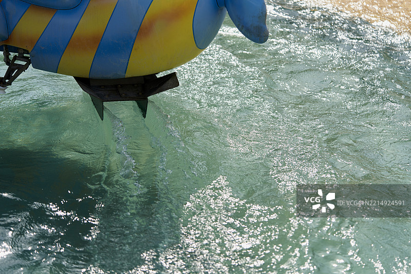 充气玩具飞机漂浮在水面上图片素材