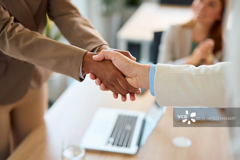 商务人士在办公室会议期间握手图片素材