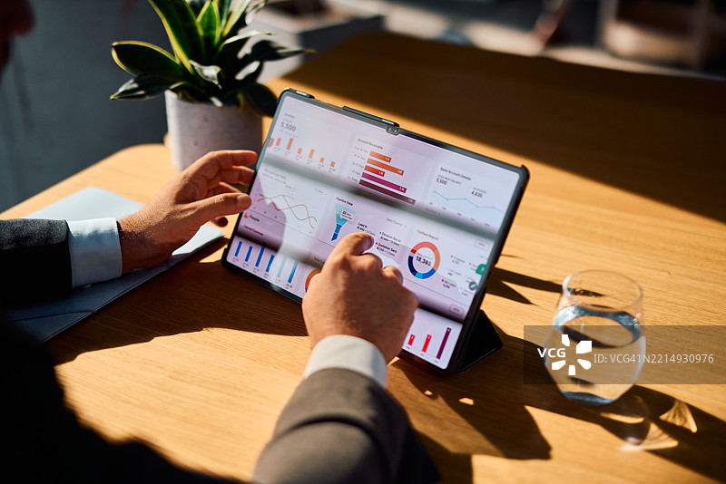 商人正在用数字平板分析财务数据图片素材