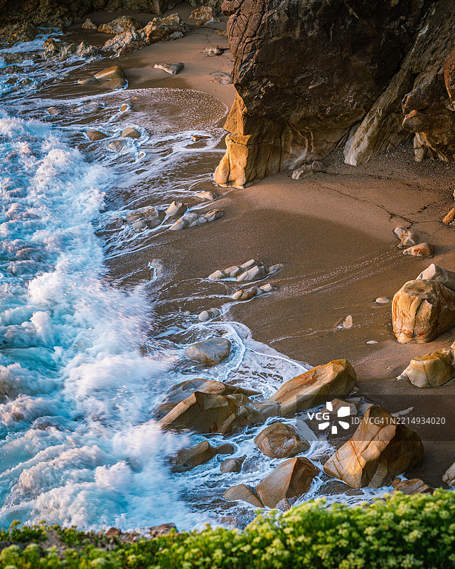 海滩上岩石的高角度视图图片素材