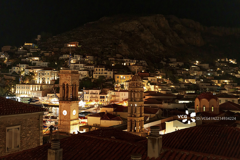 夜晚海德拉岛上灯光璀璨的建筑高角度视图图片素材