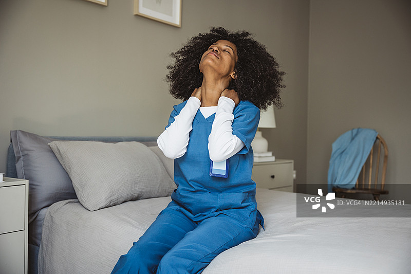 疲惫的女护士在家休息图片素材