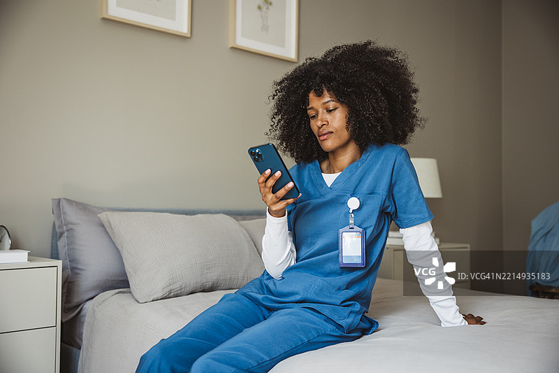 疲惫的女护士在家休息图片素材