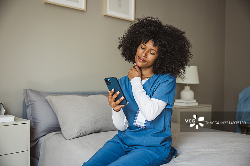 疲惫的女护士在家休息图片素材