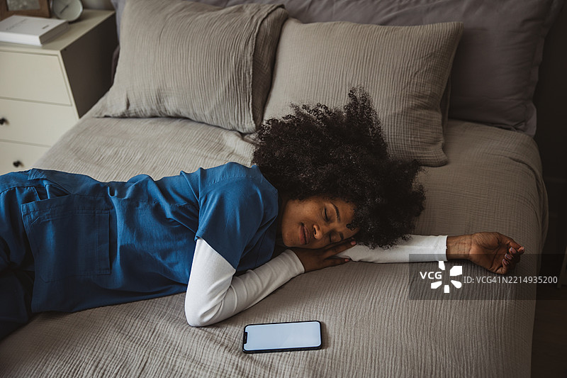 疲惫的女护士在家休息图片素材