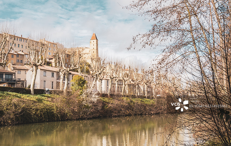 奥赫大教堂和阿尔马尼亚克塔在河对岸图片素材