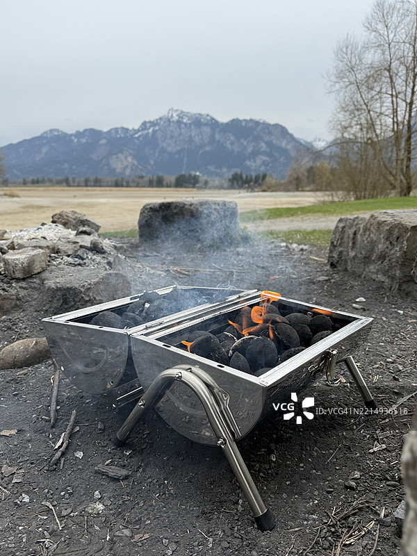 便携式烧烤架中燃烧的木炭特写图片素材