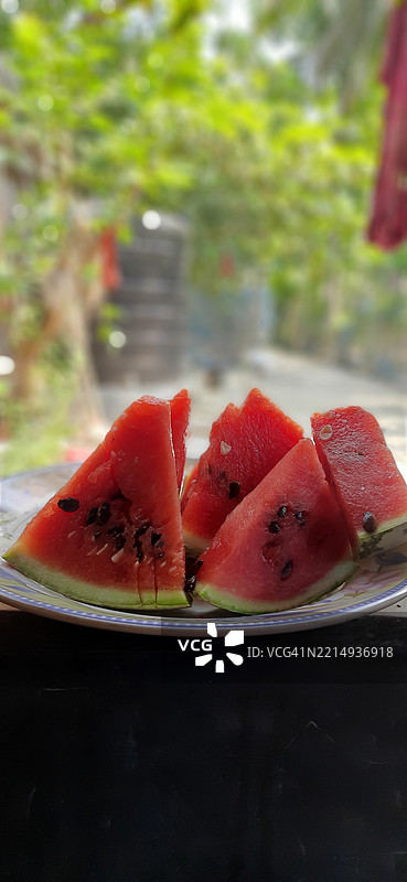 桌子上的盘子里放着西瓜片特写，孟加拉国库尔纳区，库尔纳省图片素材
