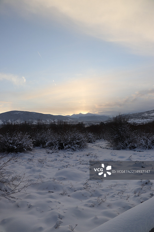 日落时分，科罗拉多州弗里斯科的雪覆盖土地与天空的美丽景色图片素材