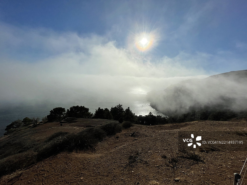 风景如画的天空下的自然景观图片素材