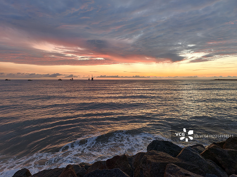 日落时分海面与天空的美丽景色图片素材