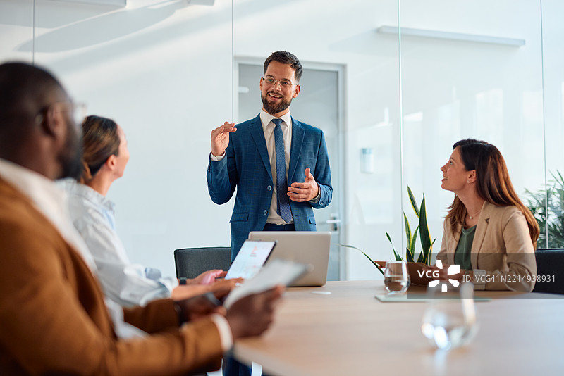 商人在办公室与同事们召开会议图片素材