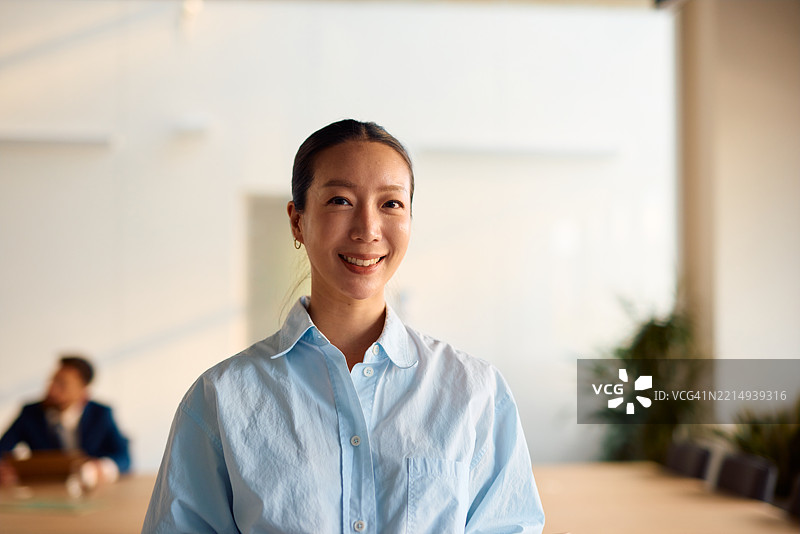 年轻的亚洲女商人在现代办公室微笑图片素材