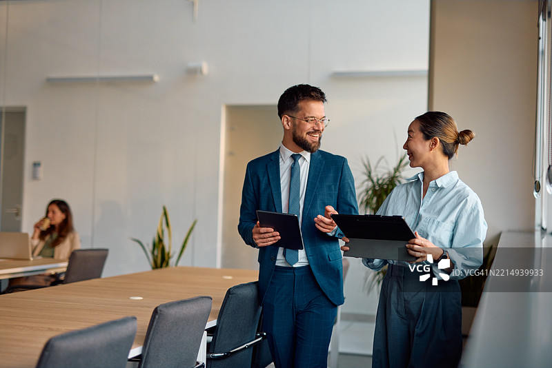 商业伙伴在平板电脑和文件夹上审阅文件和数据图片素材