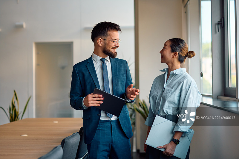 商业伙伴在平板电脑和文件夹上审阅文件和数据图片素材