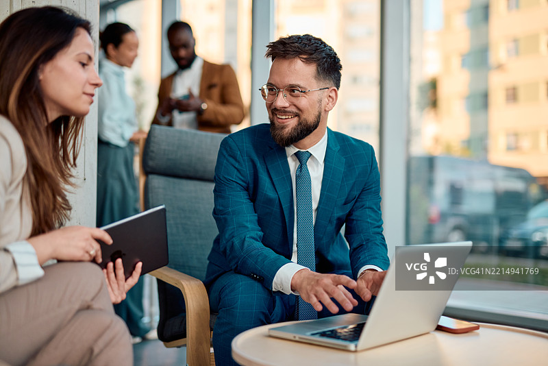 商业伙伴在一起合作项目，使用笔记本电脑和平板电脑图片素材