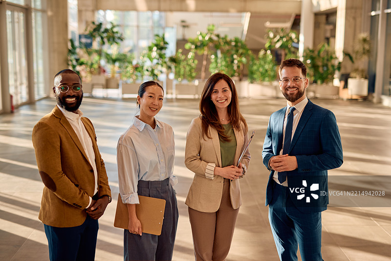 多元文化的商业团队在现代办公大楼中微笑图片素材