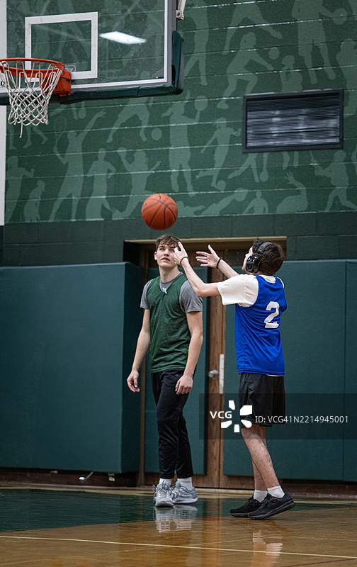 20岁男青年自闭症患者投篮图片素材