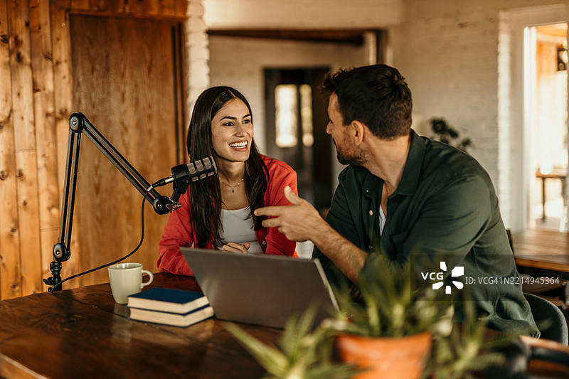 播客主持人在家中录制音频内容图片素材