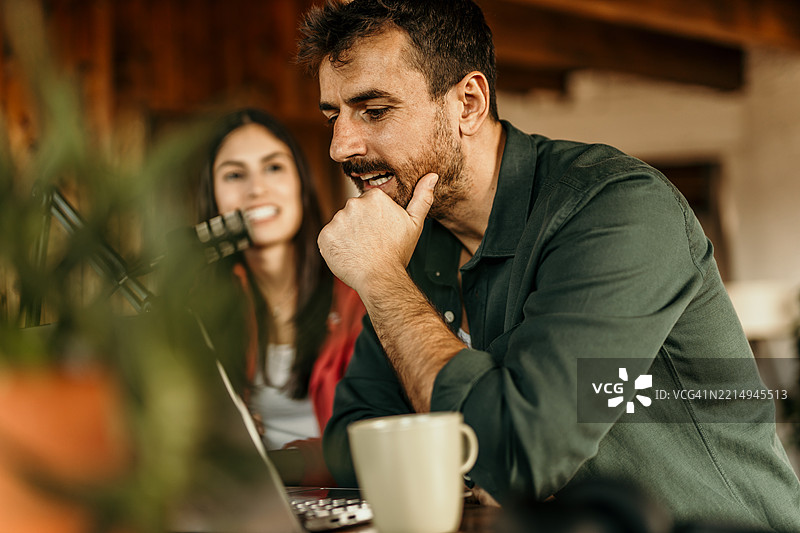 播客主持人在家庭工作室录制新一集节目图片素材