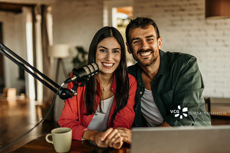 年轻情侣在家中的录音室录制播客图片素材