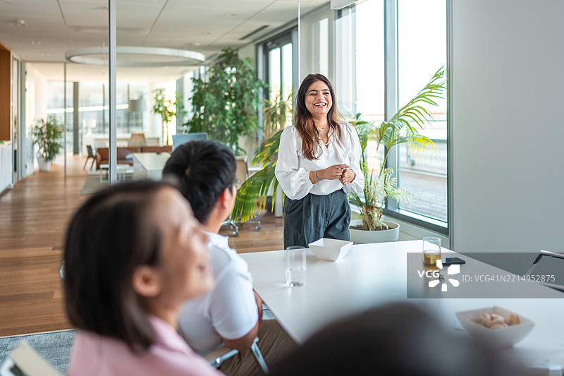 快乐的中东女商人在办公室活动中表演哑剧图片素材