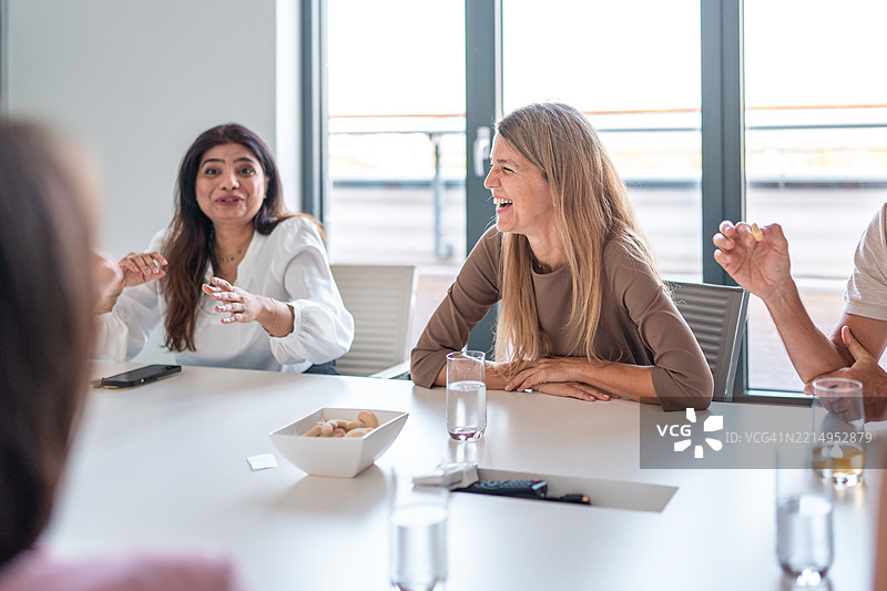 多元化团队参与办公室团队建设活动图片素材