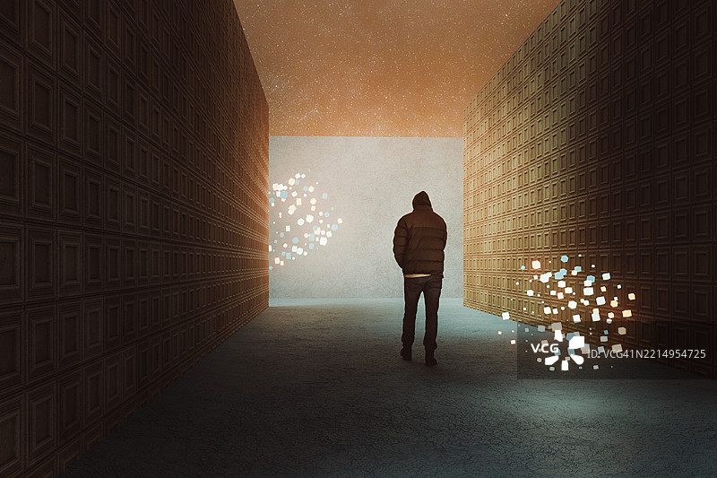 在未来城市街道上行走的男人图片素材