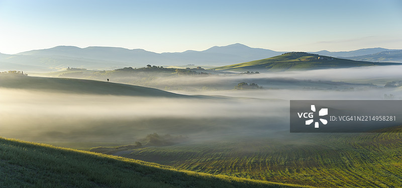 托斯卡纳：清晨轻薄雾气的全景。图片素材